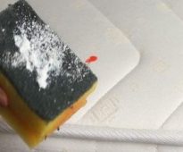 Die effektivste Methode, um frische und alte Blutflecken von der Matratze zu entfernen