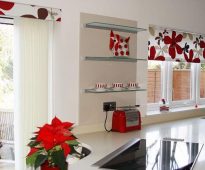 Resumen de las cortinas confeccionadas para la cocina: conjuntos con tul, foto.