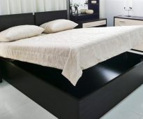 O que é uma cama confortável com um mecanismo de elevação 180x200, prós e contras.