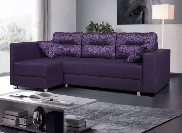 Fioletowa sofa w sypialni salonu