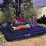 Paano pumili ng isang tourist inflatable mattress