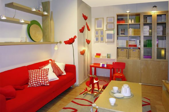 Röd soffa i vardagsrummet sovrummet