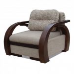 Fotel-łóżko z drewnianymi podłokietnikami