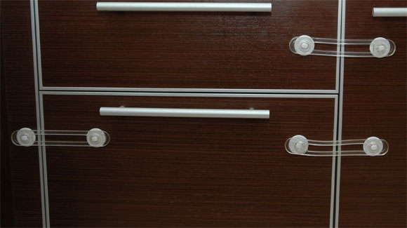 Mga kandado sa mga drawer ng mga bata