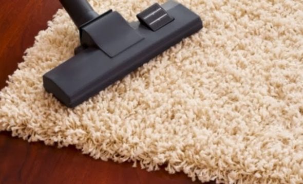 het tapijt stofzuigen