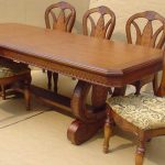 houten tafels en stoelen