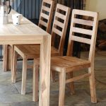 houten stoelen voor de keukenfoto