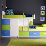 łóżko na dwóch poziomach w pokoju dziecięcym