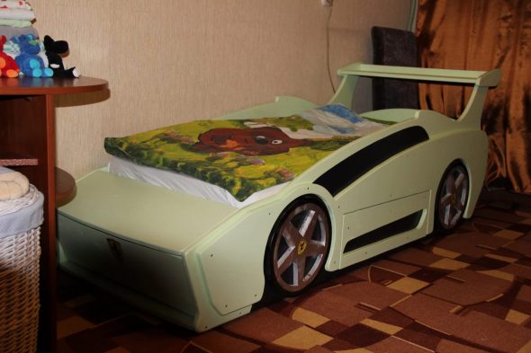 macchina da letto per il figlio con le proprie mani