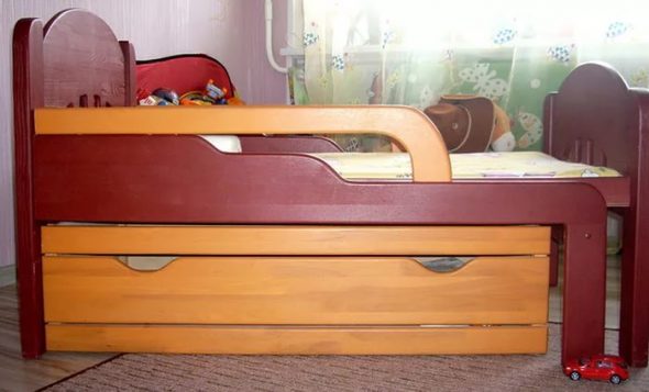 Widok z boku łóżka przesuwnego dla dzieci
