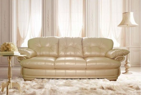 šviesios spalvos sofa
