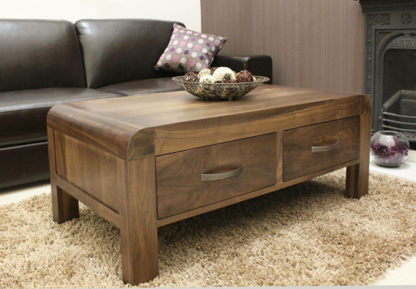 stół z drewnianymi skrzynkami