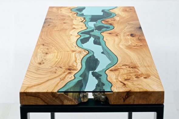 designerski stół wykonany z drewna i pleksi