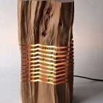 designerska lampa pnia wykonana z drewna