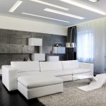 dlouhá bílá pohovka v obývacím pokoji
