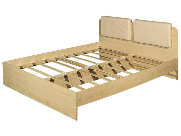 Double bed with use of slats at the base