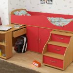 czerwone dwupoziomowe łóżko dla dziecka
