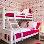 katil bertentangan putih di kanak-kanak perempuan nurseri