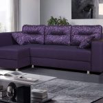 violetinė sofa su pagalvėmis