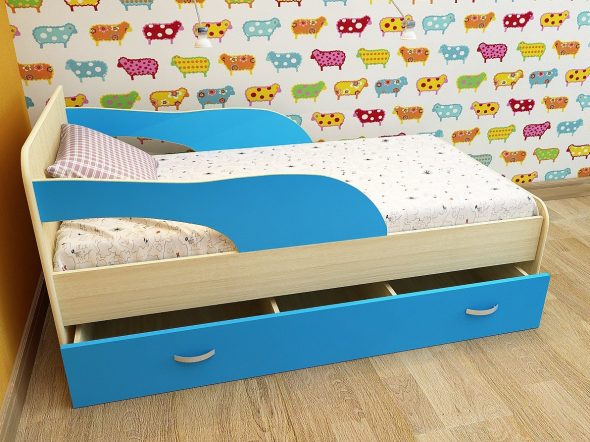 łóżko z niebieskimi bokami w pokoju dziecięcym
