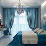 غرفة نوم مع ستائر زرقاء وسرير