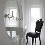 Stol za šminkanje s ovalnim ogledalom