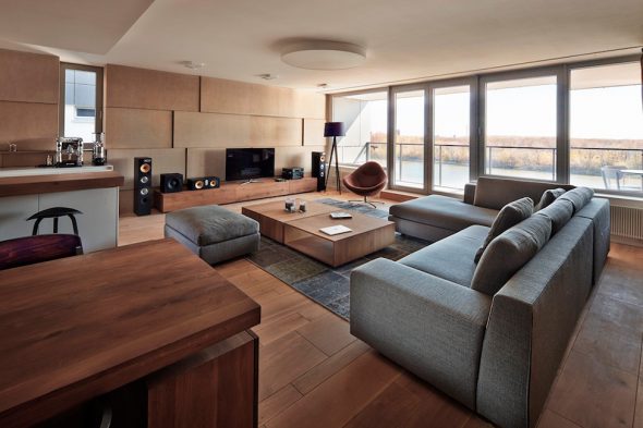 hi-tech a dřevo v interiéru obývacího pokoje