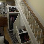 kläder och skor under trappan