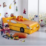 żółte łóżeczko samochodowe