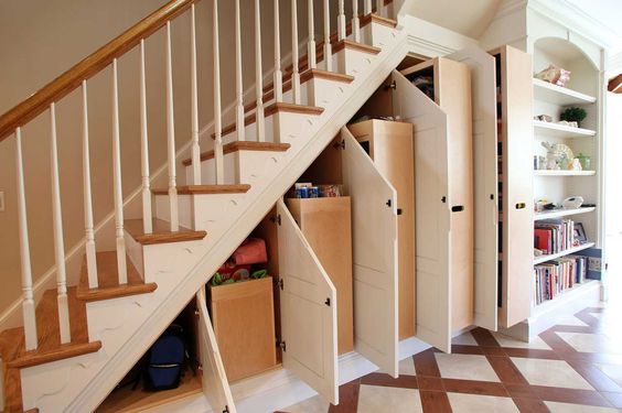 удобни шкафове под стълбите