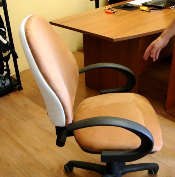 ang computer chair ay papalitan ang tapiserya