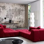 červená pohovka v interiéru obývacího pokoje