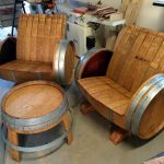 nábytek z dřevěných sudů