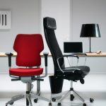 biuro kėdės raudonos ir juodos
