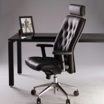 bujane krzesło biurowe ze skóry