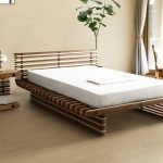 dřevěná postel a noční stolek