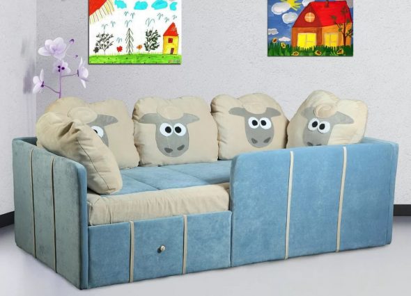 sofa w pokoju dziecięcym z miękkimi bokami