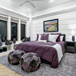 šviesus miegamasis su violetine lova