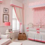 rožinė kūdikio lova