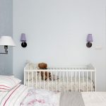 šviesus kūdikio lova miegamajame