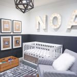 kūdikio lova moderniame miegamajame