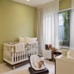 kūdikio lova žaliame miegamajame