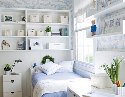 Small bedroom with a shelf
