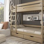 drewniane łóżko dla dwóch osób w pokoju dziecięcym