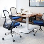 niebieskie krzesło biurowe