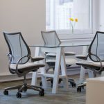 szare białe krzesła biurowe