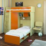 narančasta postelja u dječjoj sobi