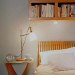 الرف الأصلي للكتب فوق السرير