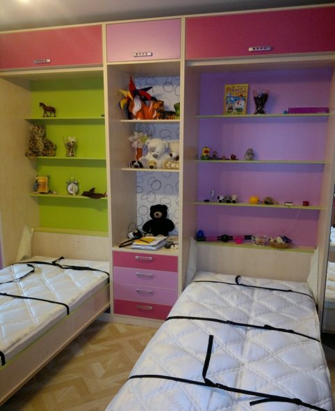 Składane łóżko pionowe z półkami na rzeczy