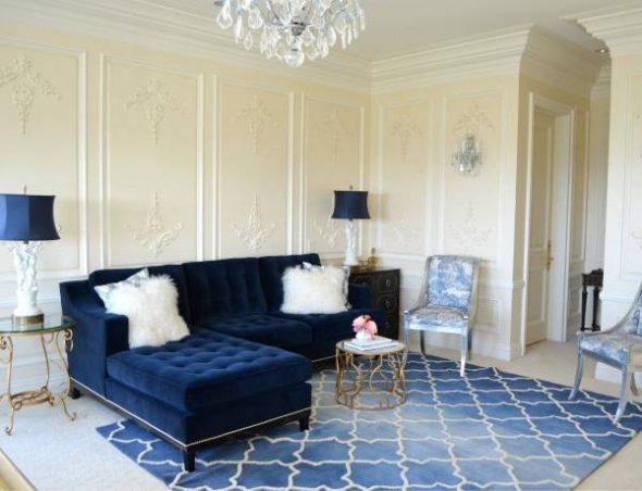 pastelinė spalva interjero mėlyna sofa
